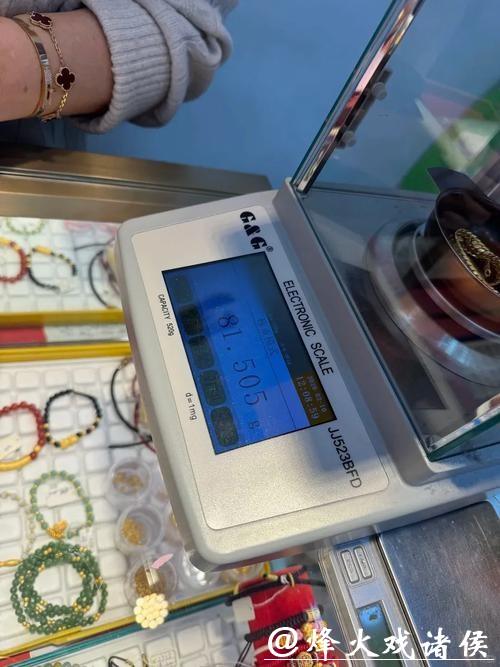 上海一女子将刚买的81.5克近10万元黄金项链遗落在地铁!紧急报警…… 上海一女子将刚买的81.5克近10万元黄金项链遗落在地铁!紧急报警……